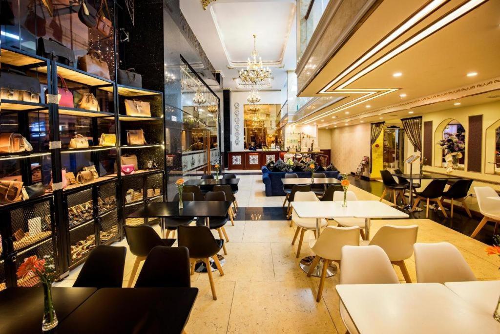 Golden Crown Hotel Saigon Хошимин Екстериор снимка