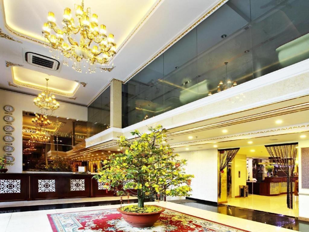 Golden Crown Hotel Saigon Хошимин Екстериор снимка