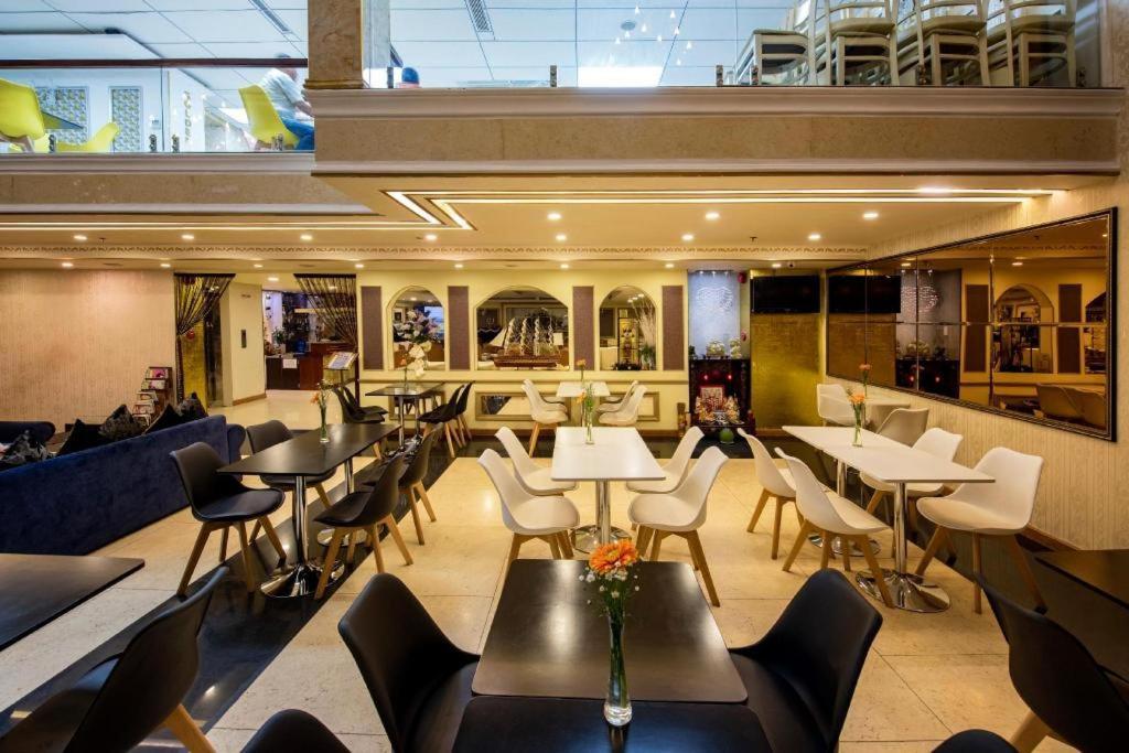 Golden Crown Hotel Saigon Хошимин Екстериор снимка