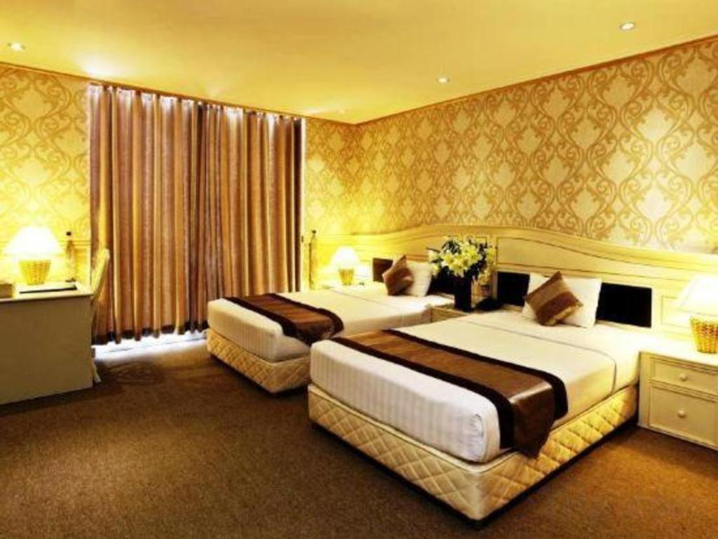 Golden Crown Hotel Saigon Хошимин Екстериор снимка