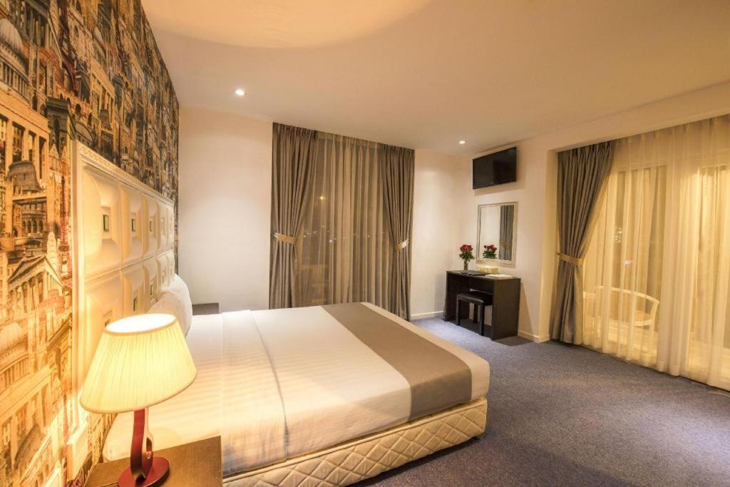 Golden Crown Hotel Saigon Хошимин Екстериор снимка