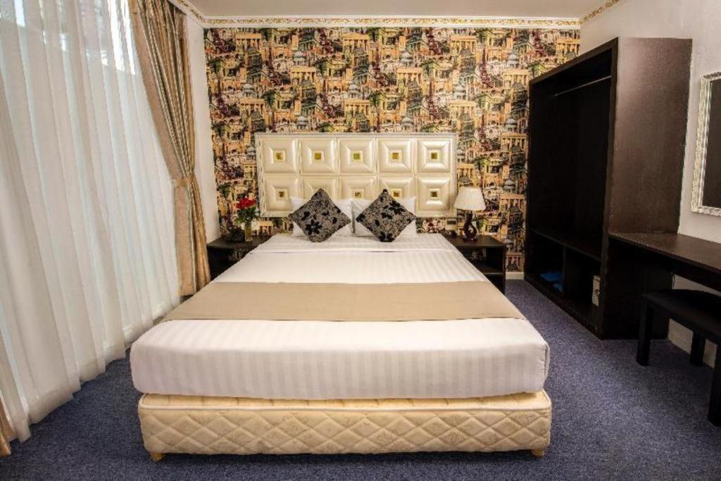 Golden Crown Hotel Saigon Хошимин Екстериор снимка