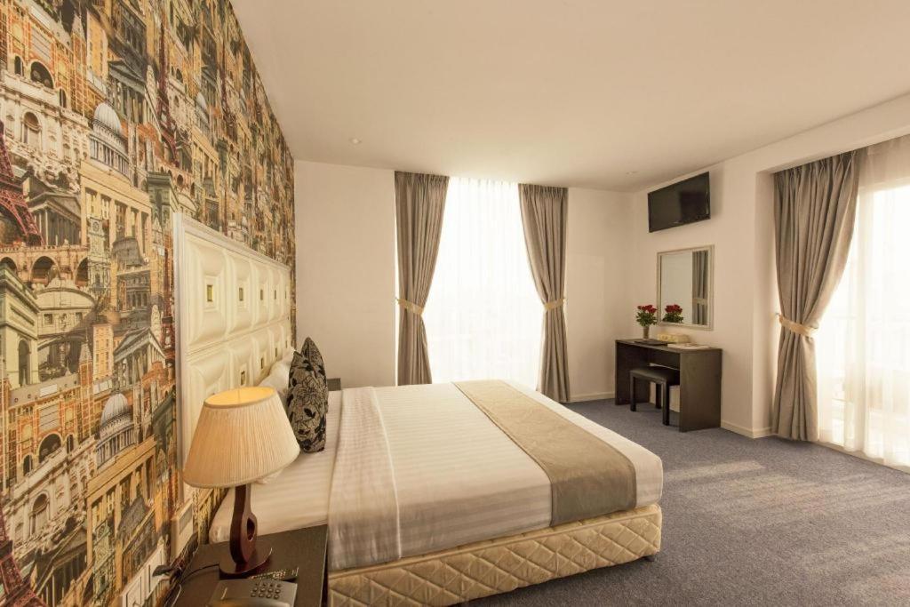 Golden Crown Hotel Saigon Хошимин Екстериор снимка