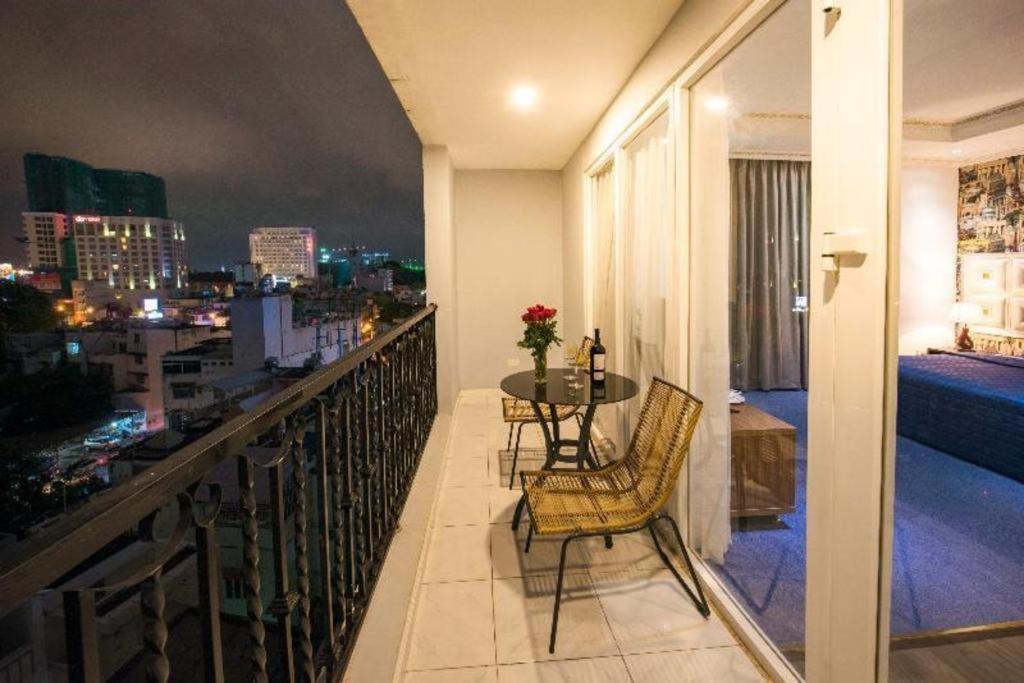 Golden Crown Hotel Saigon Хошимин Екстериор снимка