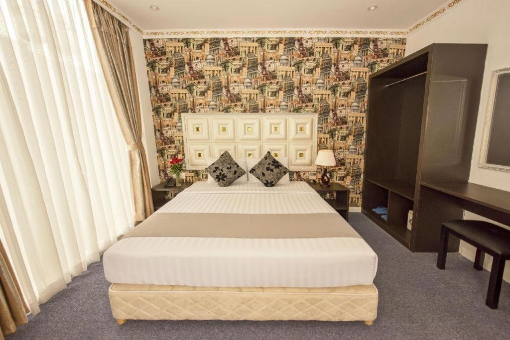 Golden Crown Hotel Saigon Хошимин Екстериор снимка