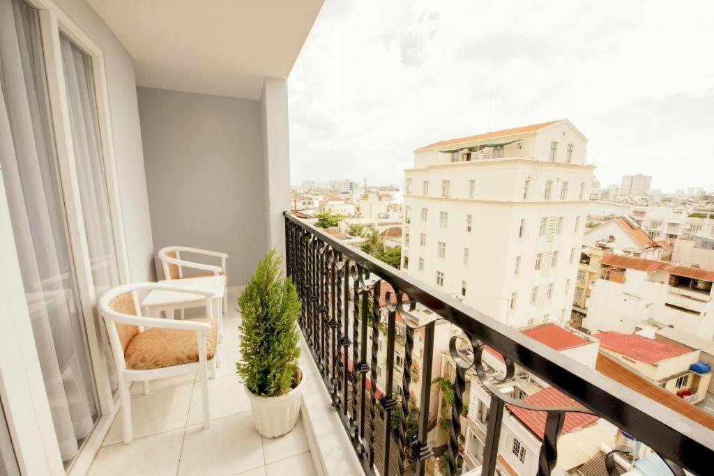 Golden Crown Hotel Saigon Хошимин Екстериор снимка