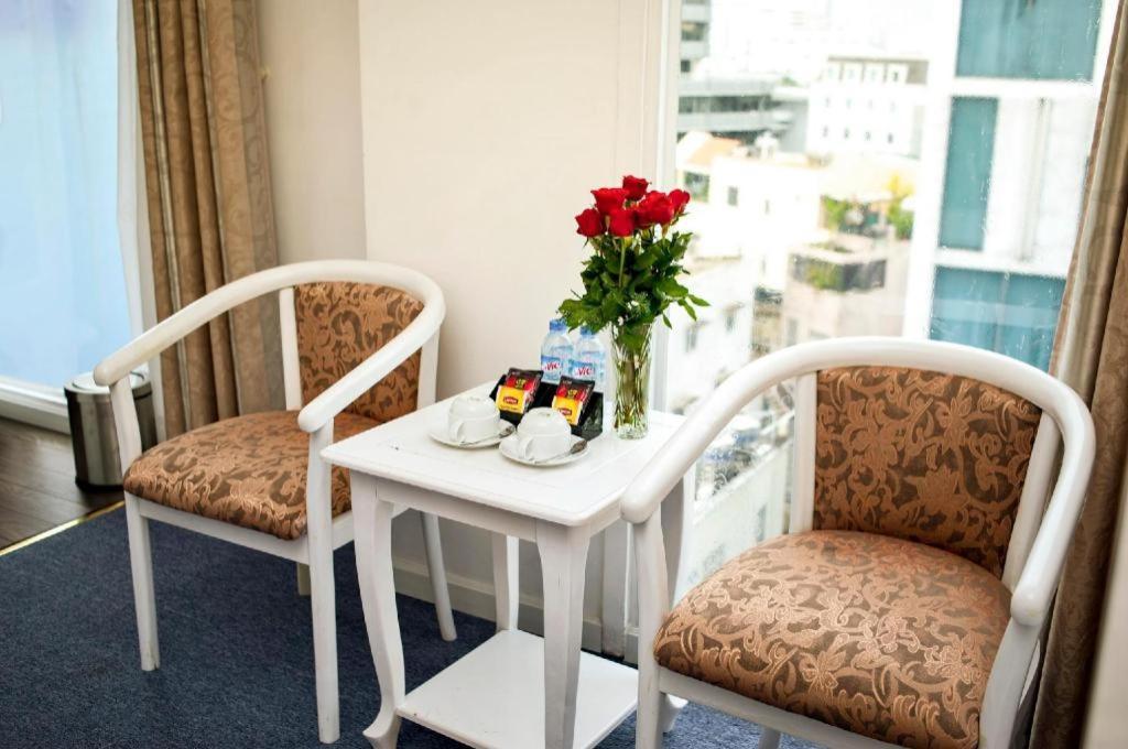 Golden Crown Hotel Saigon Хошимин Екстериор снимка