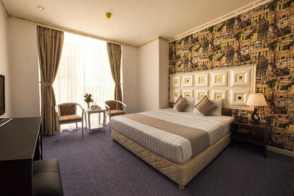 Golden Crown Hotel Saigon Хошимин Екстериор снимка