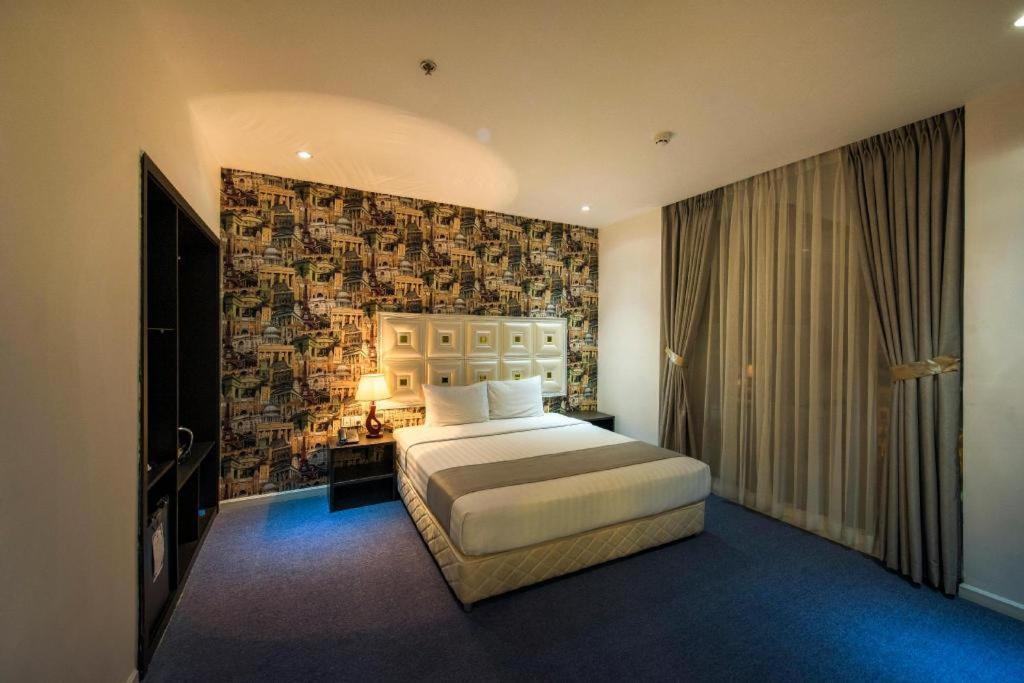 Golden Crown Hotel Saigon Хошимин Екстериор снимка