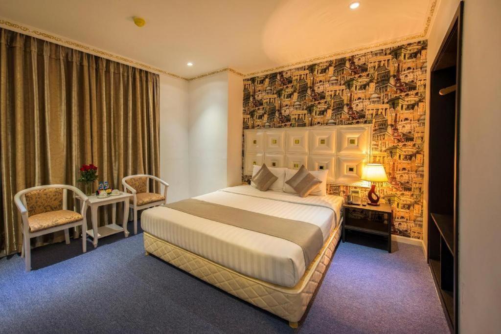 Golden Crown Hotel Saigon Хошимин Екстериор снимка