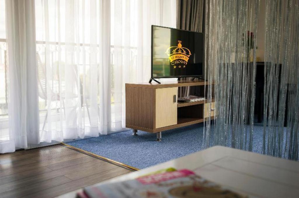 Golden Crown Hotel Saigon Хошимин Екстериор снимка