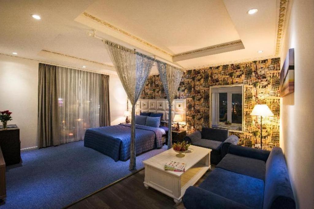 Golden Crown Hotel Saigon Хошимин Екстериор снимка