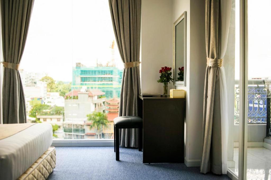 Golden Crown Hotel Saigon Хошимин Екстериор снимка