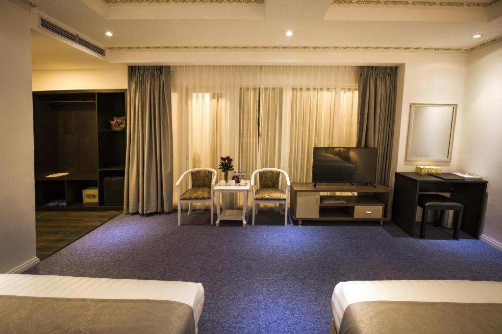 Golden Crown Hotel Saigon Хошимин Екстериор снимка