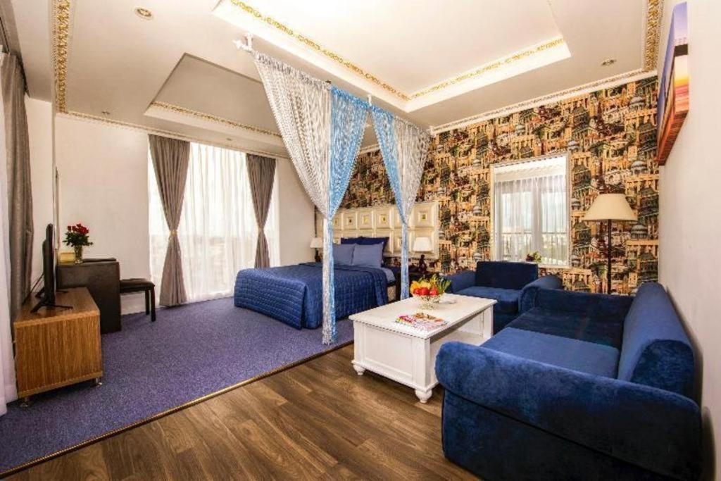 Golden Crown Hotel Saigon Хошимин Екстериор снимка