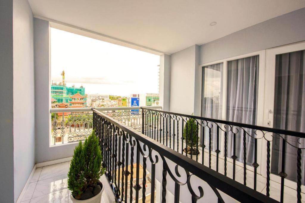 Golden Crown Hotel Saigon Хошимин Екстериор снимка