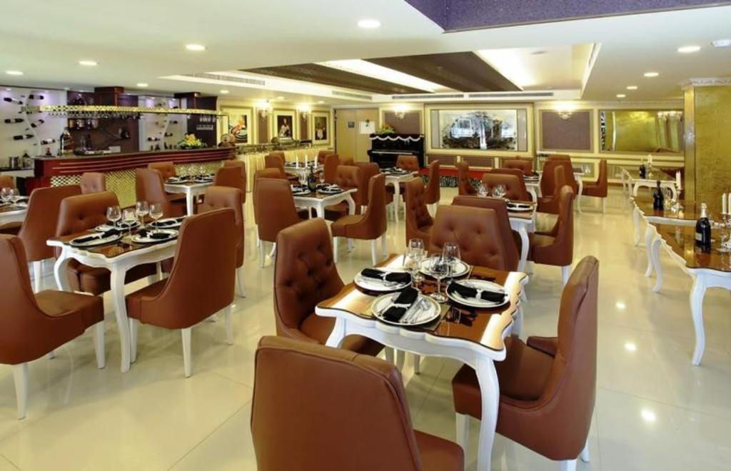 Golden Crown Hotel Saigon Хошимин Екстериор снимка