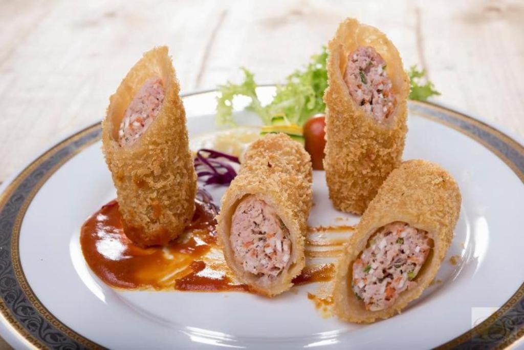 Golden Crown Hotel Saigon Хошимин Екстериор снимка